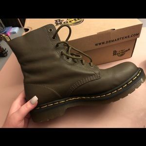 Grenade Green Dr, Martens Pascal - Size 9